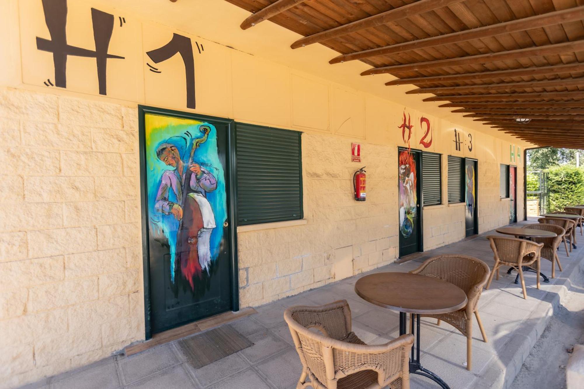 Hostal - Bungalows Camping Cáceres Exterior foto